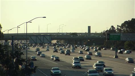 在405高速公路上双向行驶的广角交通/加州洛杉矶—高清视频下载、购买_视觉中国视频素材中心