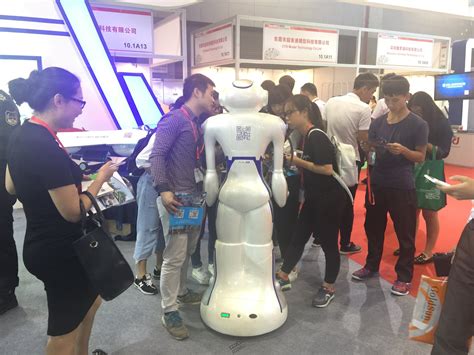小笨智能机器人商场机器人商场智能机器人商场机器人价格可实现人脸追踪等多种功能 - 百度AI市场