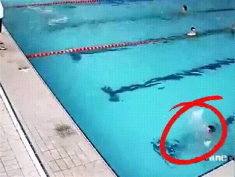 揪心！男孩游泳池溺亡，曾在水中挣扎1分钟无人发现……_手机新浪网