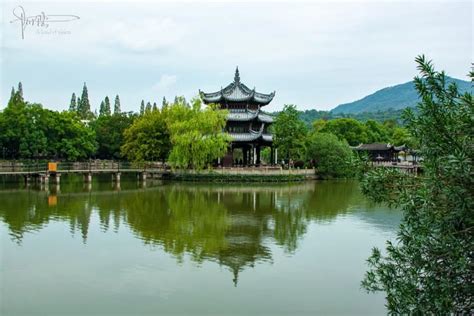 九曲桥连接起湖心亭与半勾亭，构成台州东湖最美的风景