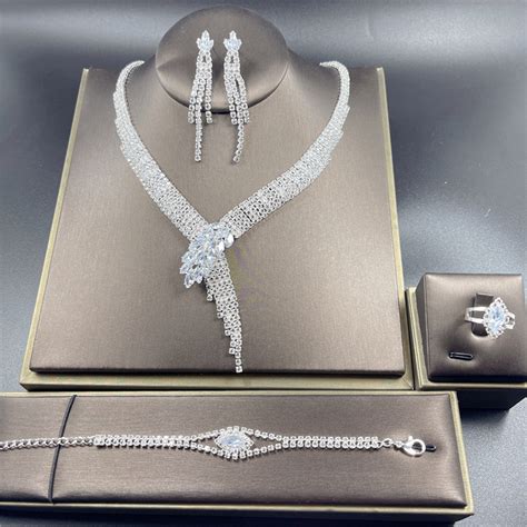 2021时尚经典新娘项链耳环戒指手链四件套 欧美高端水钻婚礼首饰-阿里巴巴