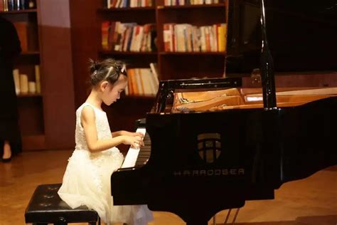 钢琴老师高清摄影大图-千库网
