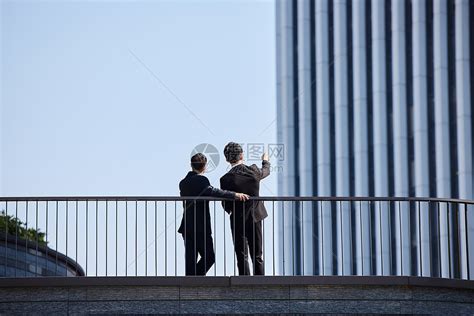 站在高楼前的商务人士背影高清图片下载-正版图片501812281-摄图网