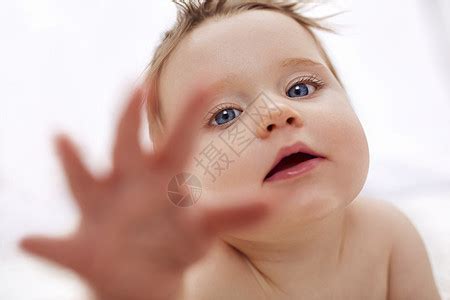 婴儿伸手图片_婴儿伸手素材_婴儿伸手高清图片_摄图网图片下载