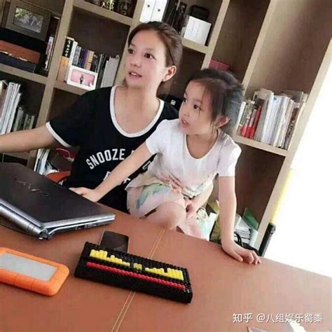 赵薇陪女儿小四月：参加香港就读国际学校圣诞派对-新闻资讯-高贝娱乐