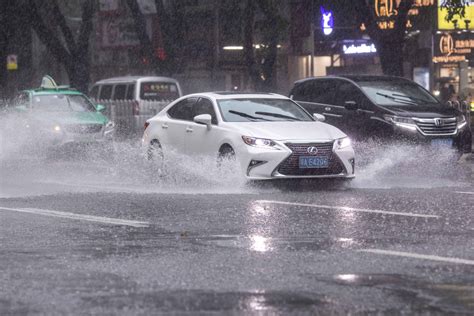图集 | 暴雨来袭，广州启动雷雨大风Ⅳ级应急响应