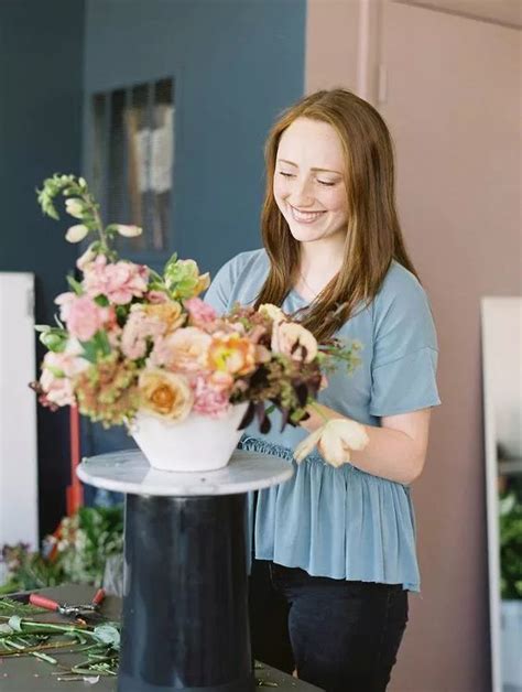 一个有吸引力的花店客户女人的画像高清图片下载-正版图片507539886-摄图网