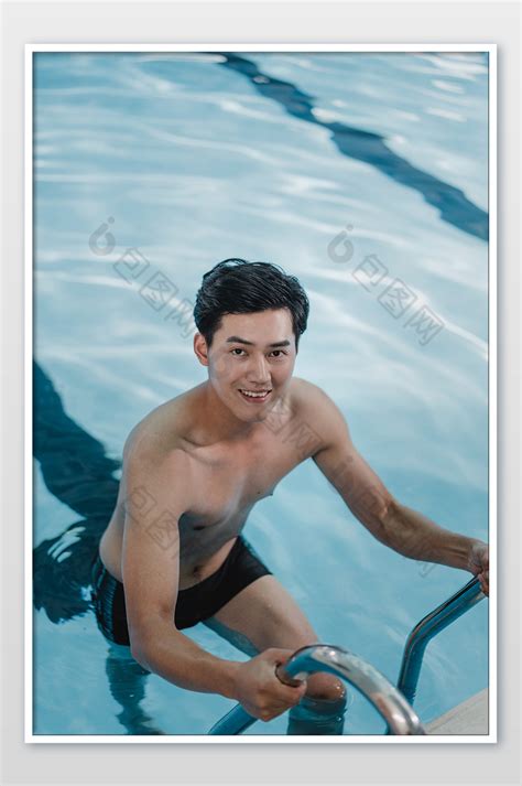 男生游泳上岸片图片-包图网