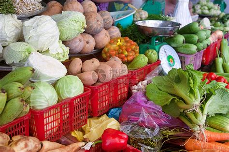 供出售的新鲜水果和蔬菜草药摊位店铺杂货商食物市场水果商高清图片下载-正版图片321261389-摄图网