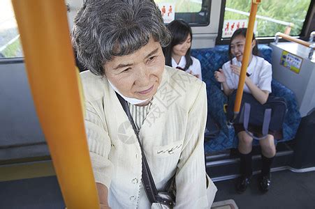 心寒！公交车不让座的升级版_贴图_新闻中心_长江网_cjn.cn