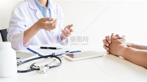 医生跟病人讨论病情高清图片下载-正版图片302166773-摄图网