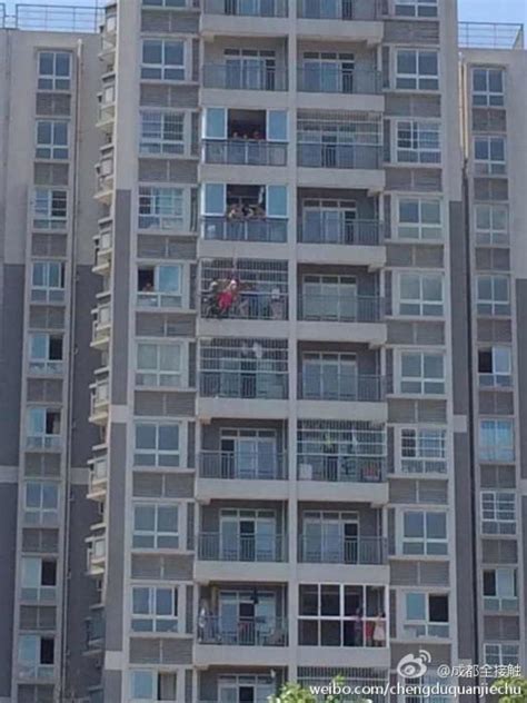 女子从12楼跳下 被11楼邻居一把抓住(组图)-搜狐大连