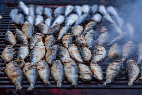 葡萄牙语鲭鱼夏天烧烤的沙丁鱼在街上bbq热辣浅面牛油菜高清图片下载-正版图片307650423-摄图网