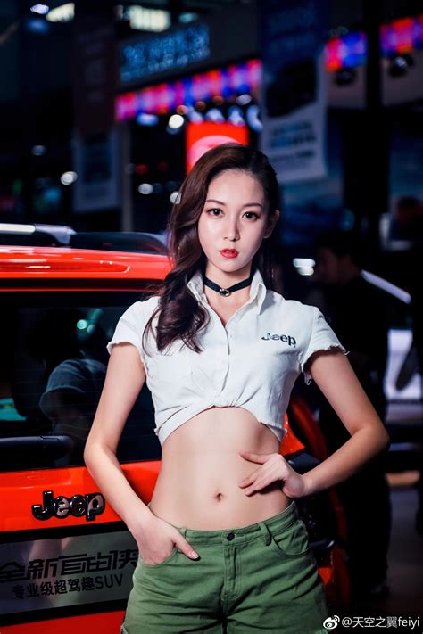 西安车展美女jeep CR@天空之翼feiyi-新浪汽车