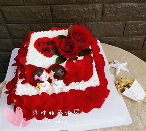 户外婚礼桌上的蛋糕和红酒高清图片下载-正版图片502380828-摄图网