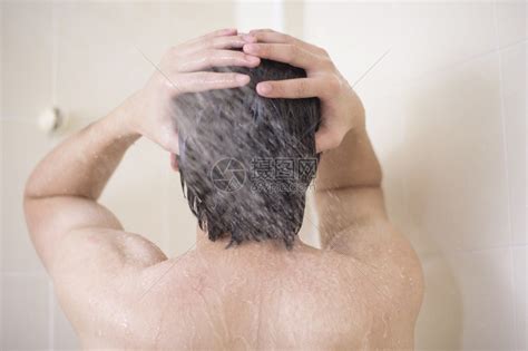 男士洗澡高清图片下载-正版图片501026473-摄图网