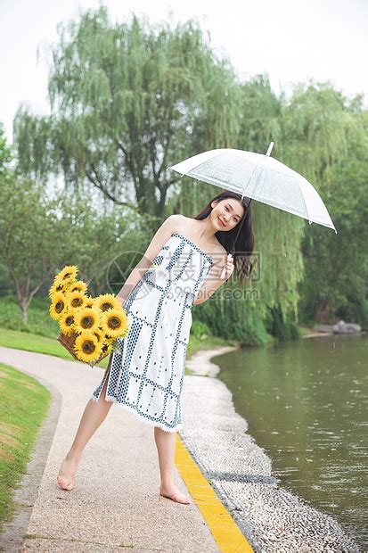 雨中撑伞提花的少女高清图片下载-正版图片501405975-摄图网