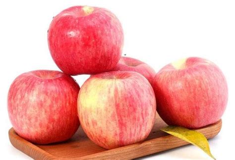 每天一个苹果有8大好处，苹果饭前吃还是饭后吃，空腹吃好不好？