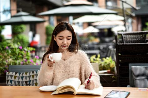喝咖啡学习的女生高清图片下载-正版图片501316129-摄图网