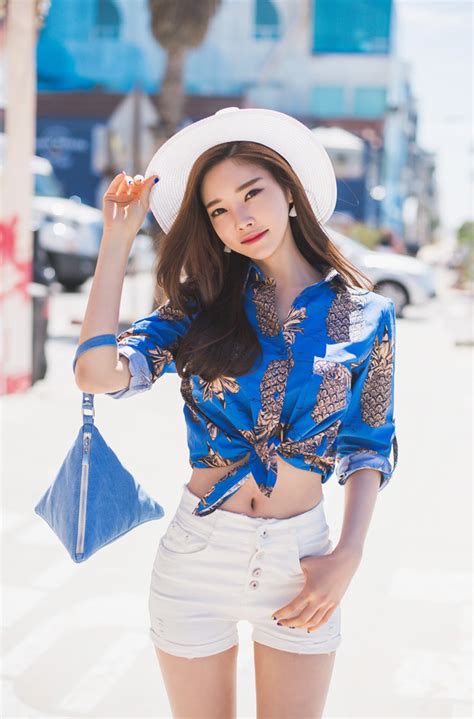 甜美女生头像在大街上