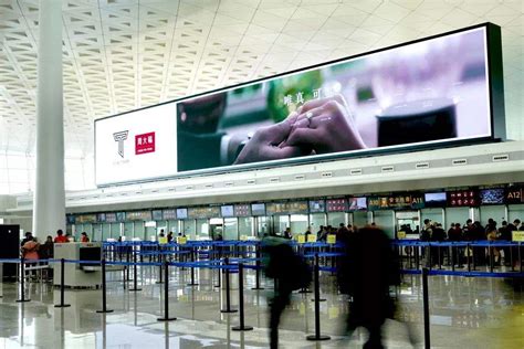 成都双流天府国际机场高铁登机牌灯箱数码LED电子广告公司