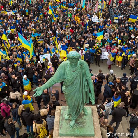 乌克兰亲欧盟示威运动纪念日：民众走上街头悼念逝去生命_手机新浪网