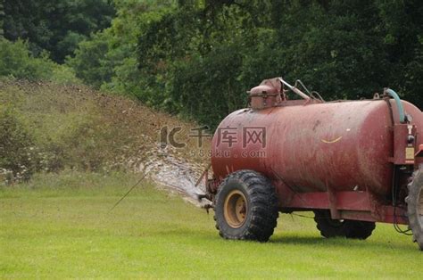 神气活现的农民传播轿车油罐高清摄影大图-千库网