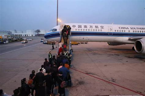 北京大兴国际机场首航航班上的欢乐时刻