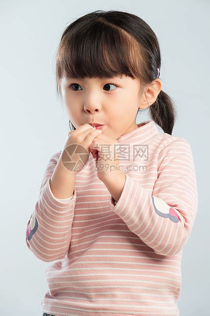 可爱的小女孩正在吃零食高清图片下载-正版图片507621575-摄图网