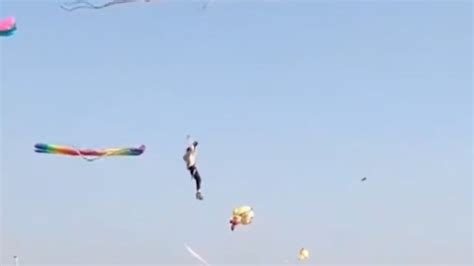 男子放巨型风筝反被带上天 网友：风筝今天放了个人_凤凰网