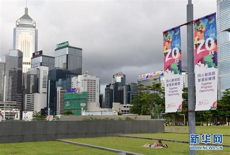 香港庆回归20年气氛浓 维港“升起”巨幅国旗区旗-新闻中心-中国宁波网