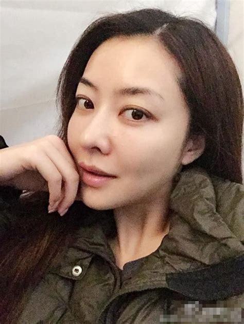 熊黛林瑜伽全身照图片