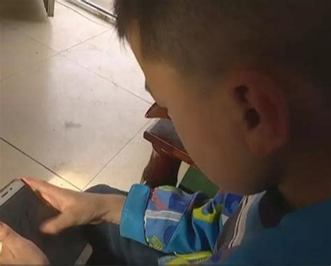 10岁男孩沉迷网游用爸爸手机充值3万 钱能追回来吗-腾讯网