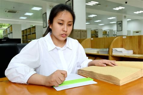 【扬子晚报】今年全江苏省独一个！22岁南京盲人女孩考上研究生