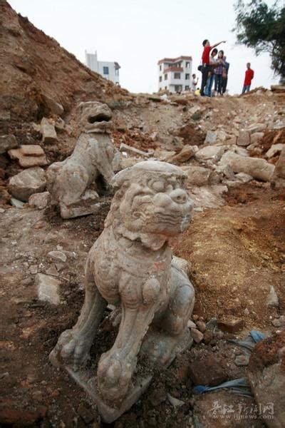 晋江一小学教室地下 挖掘出400年前明代石狮 - 奇闻异事 - 东南网泉州频道