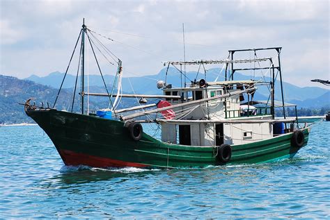 在行动时bangpra湖钓鱼的渔民图片-渔民在行走的船上钓鱼素材-高清图片-摄影照片-寻图免费打包下载