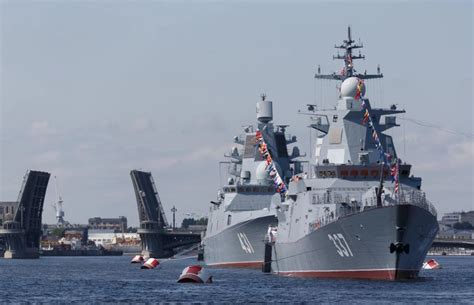 美媒曝光莫斯科号巡洋舰起火后照片，舰体中部起火且明显侧倾-碳中和资讯网