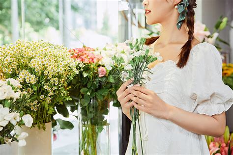 顾客在花店买一束鲜花高清图片下载-正版图片507526872-摄图网