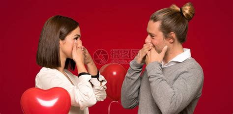 情人节的情侣亲手张嘴说些不合适的话来掩盖红色背景高清图片下载-正版图片505808419-摄图网
