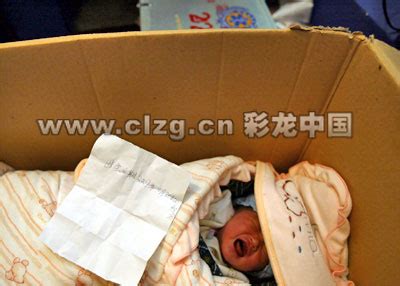 新生女婴被装进纸箱丢弃河边(图)_新闻中心_新浪网