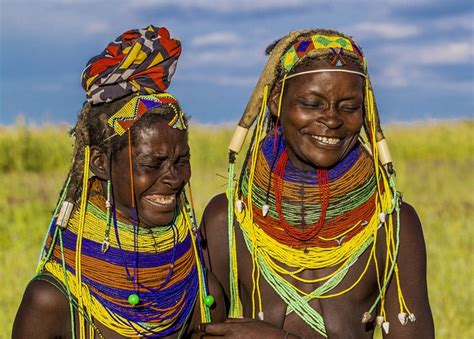 非洲原始部落，她们每天都往脸上画各种图案，以此彰显自己的美丽