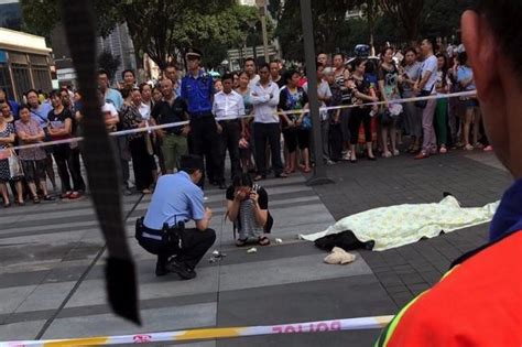 视频：重庆一男子 观音桥步行街突然倒地 抢救无效 当场去世|抢救|观音桥|步行街_新浪新闻