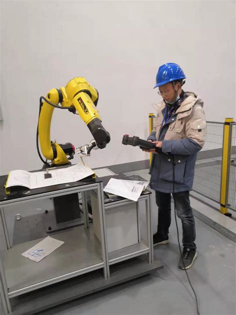 七十三行｜工业机器人系统操作员：让机器人乖乖听话-上游新闻 汇聚向上的力量