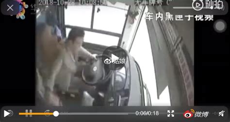 上海公交车坠河6小时被打捞上岸，车体部分变形，坠河瞬间曝光_腾讯视频