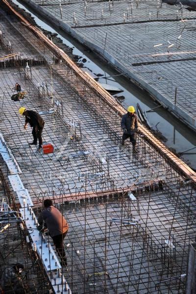江西乐安：建设者 战高温-人民图片网