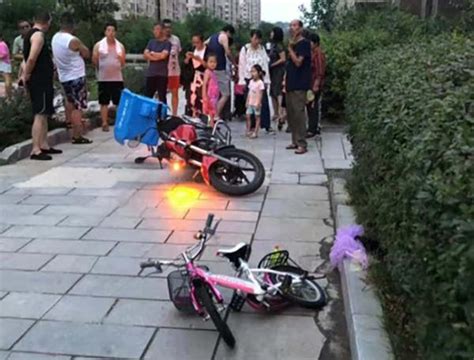 焦作轿车与摩托车相撞 摩托车当场被撞成两截_大豫网_腾讯网