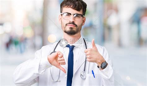 年轻医生身着眼镜医学白袍和听诊器高清图片下载-正版图片504091653-摄图网