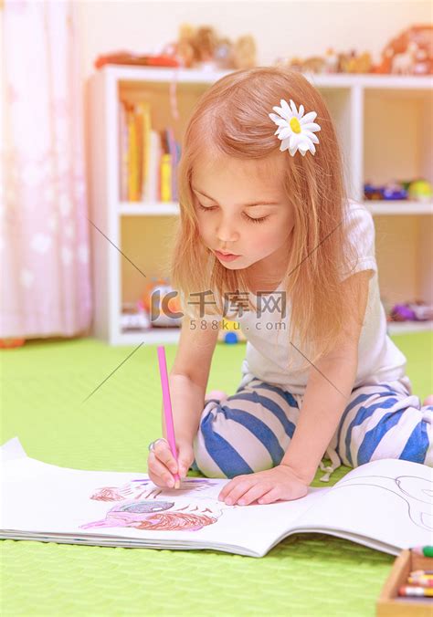 小女孩在家画画高清摄影大图-千库网