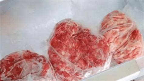 冰箱里的冻肉似“硬石”？别用冷水冲！教你1招，化肉快，不变味|冻肉|解冻|冰箱_新浪新闻