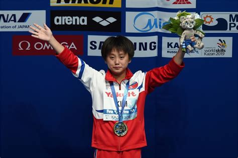 2015游泳世锦赛：朝鲜爆冷夺女单十米台冠军 泪洒领奖台_前瞻资讯 - 前瞻网